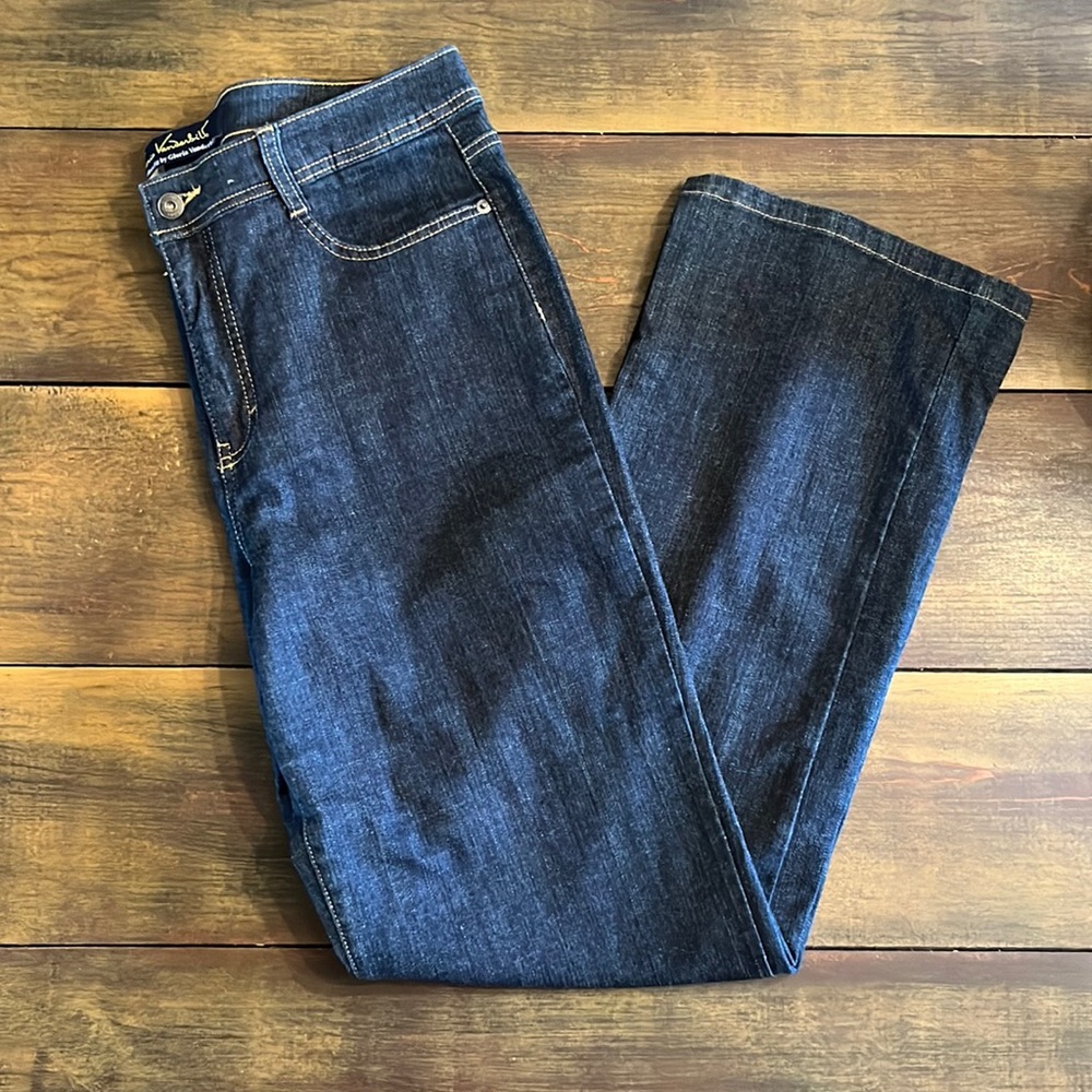 Woman's Jeans with button back pockets